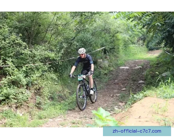 山地骑行挑战赛：征战崎岖山路，感受速度与激情